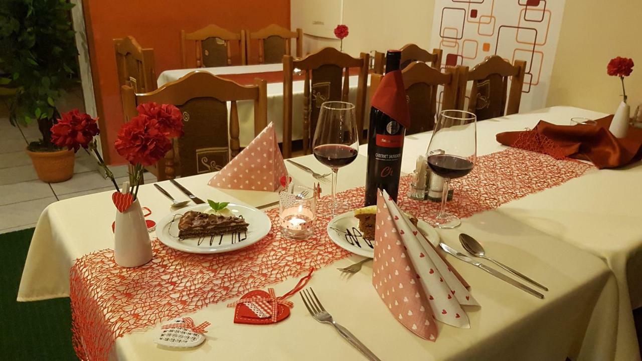Pizzeria Alzbetka Strecno Exterior foto