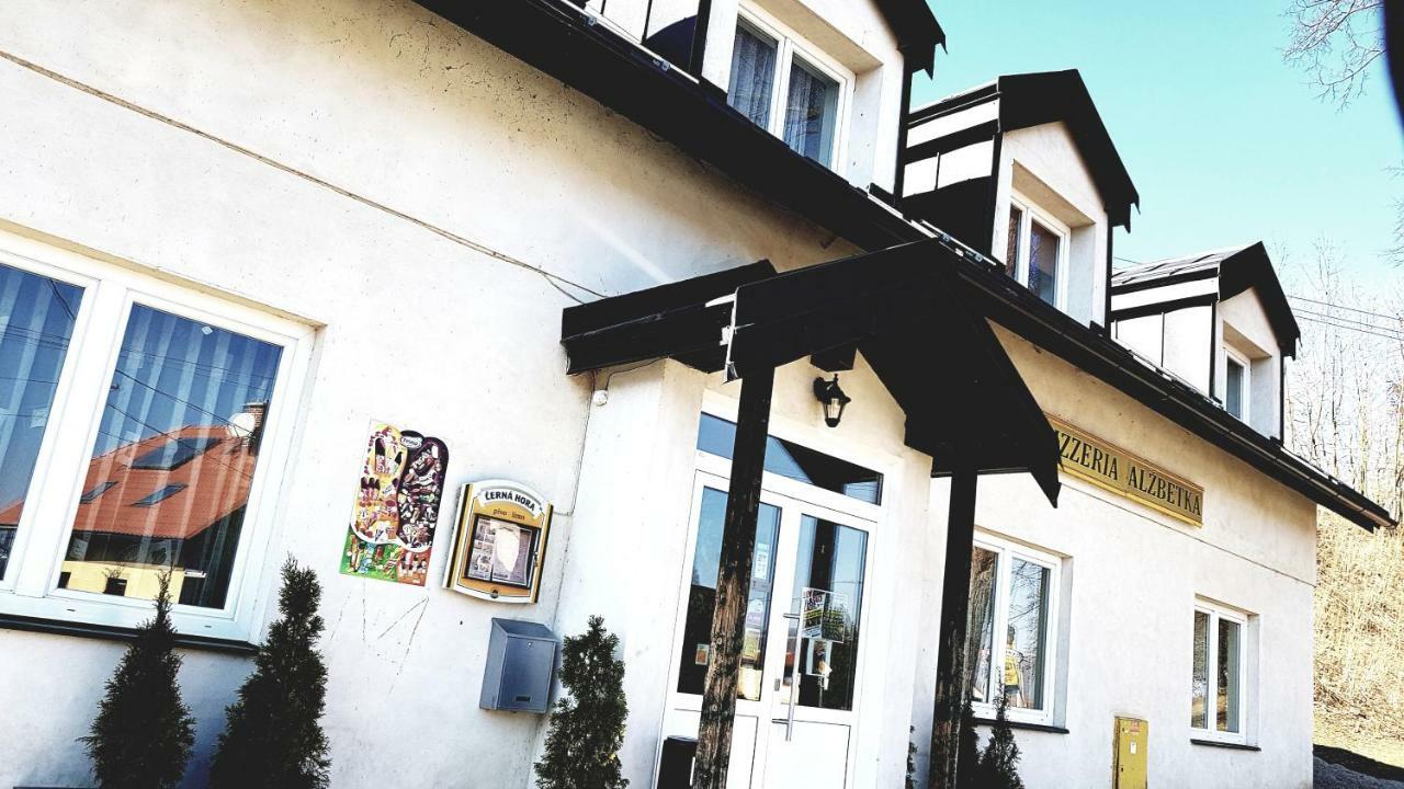 Pizzeria Alzbetka Strecno Exterior foto
